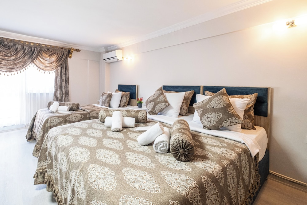 DELUXE, TRIPLE, SEA VIEW