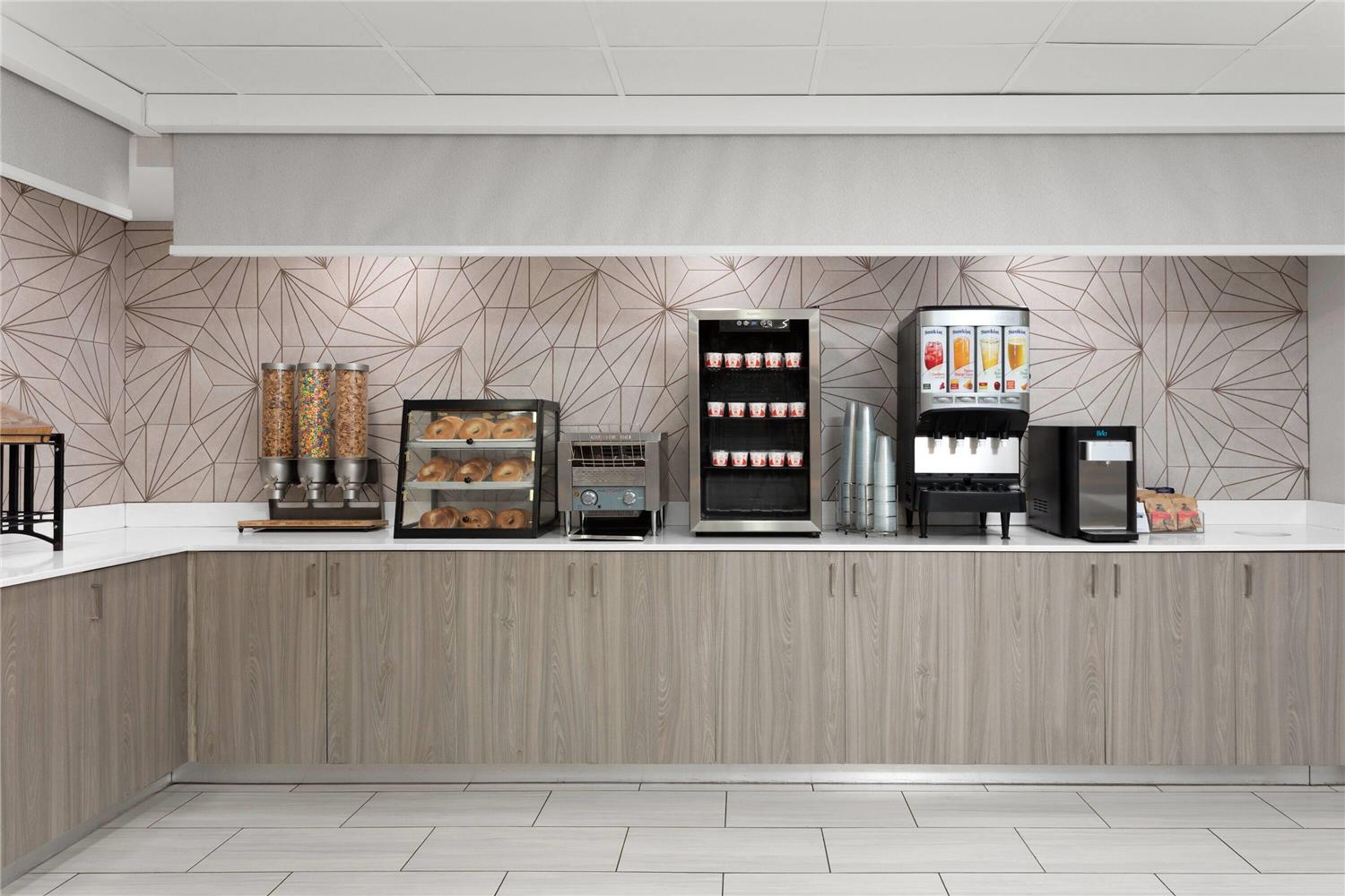 La Quinta Inn & Suites by Wyndham Ft Lauderdale Cypress Cr 8/44