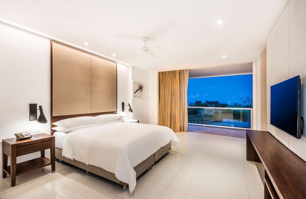Preferred Club, Master, Suite, King Bed, Ocean View, Sofa