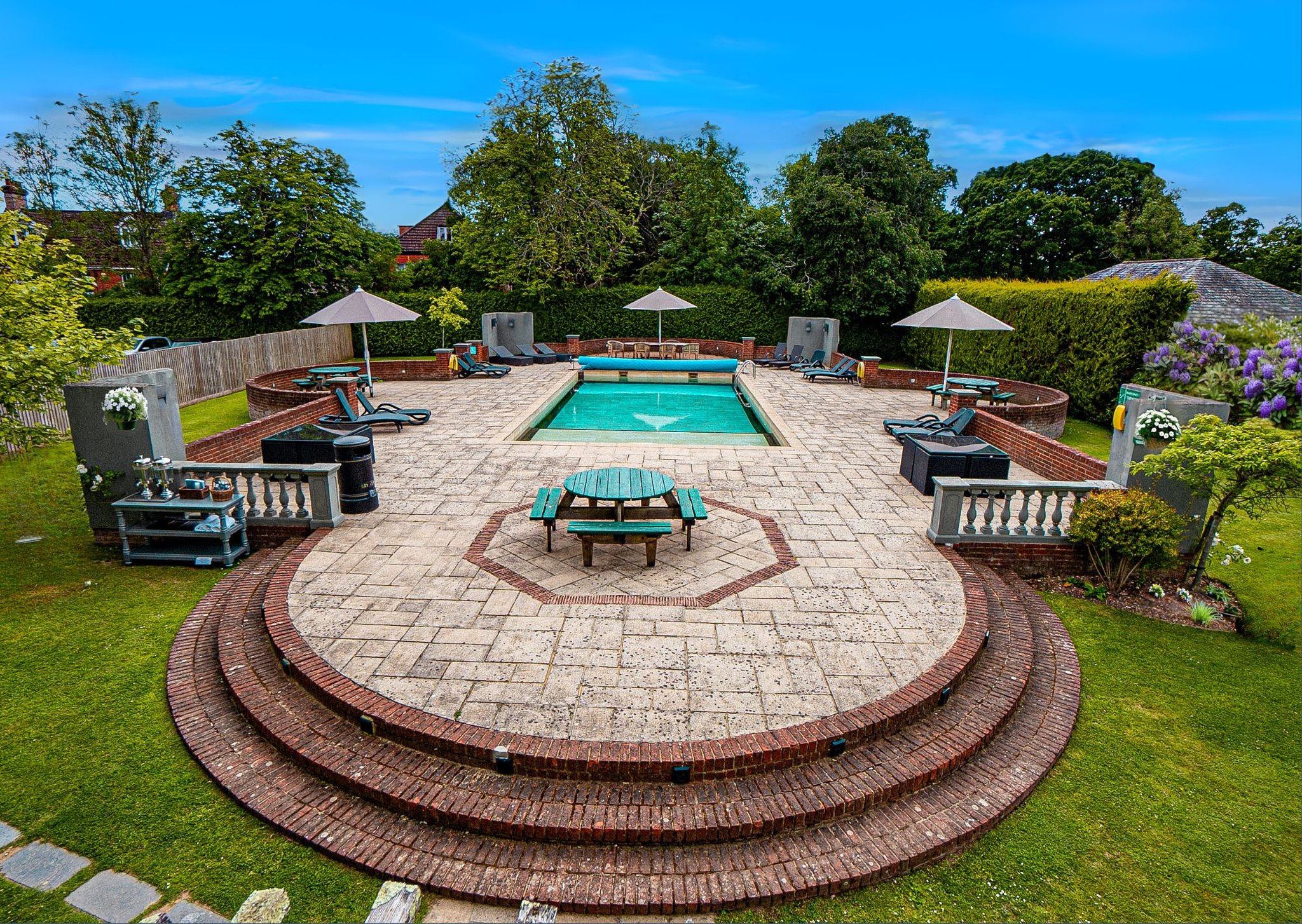 Balmer Lawn Hotel 25/26