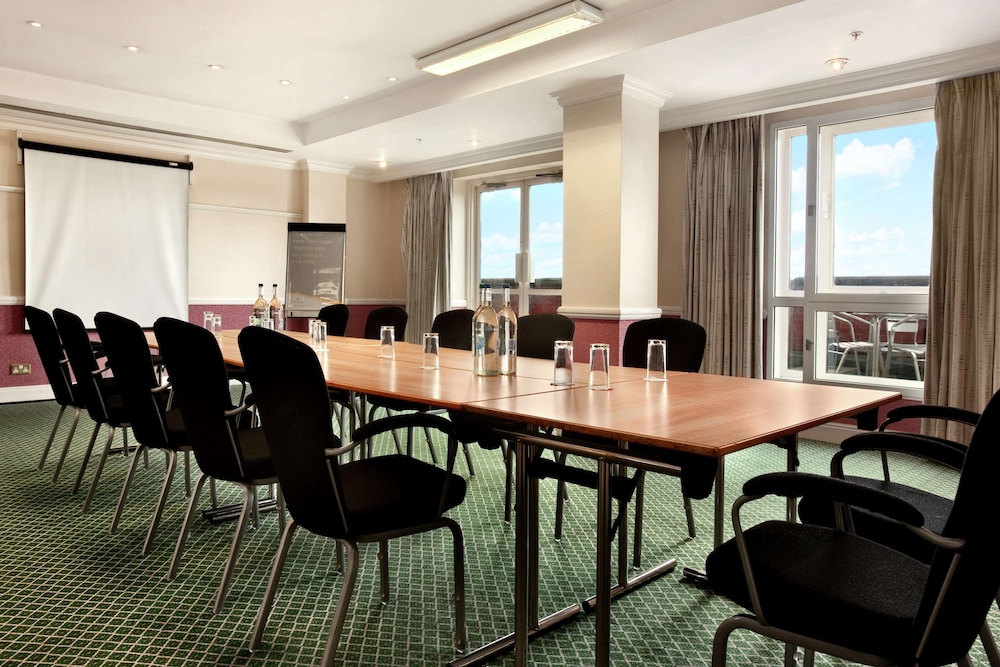 Doubletree By Hilton Dartford Bridge 73/84