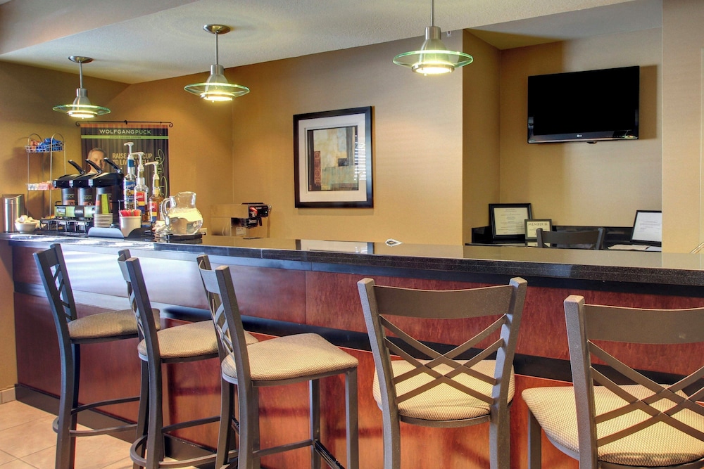 Cobblestone Inn & Suites - Harvey 35/50