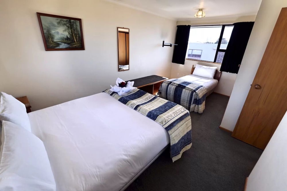 Baywatch Motor Lodge 9/50