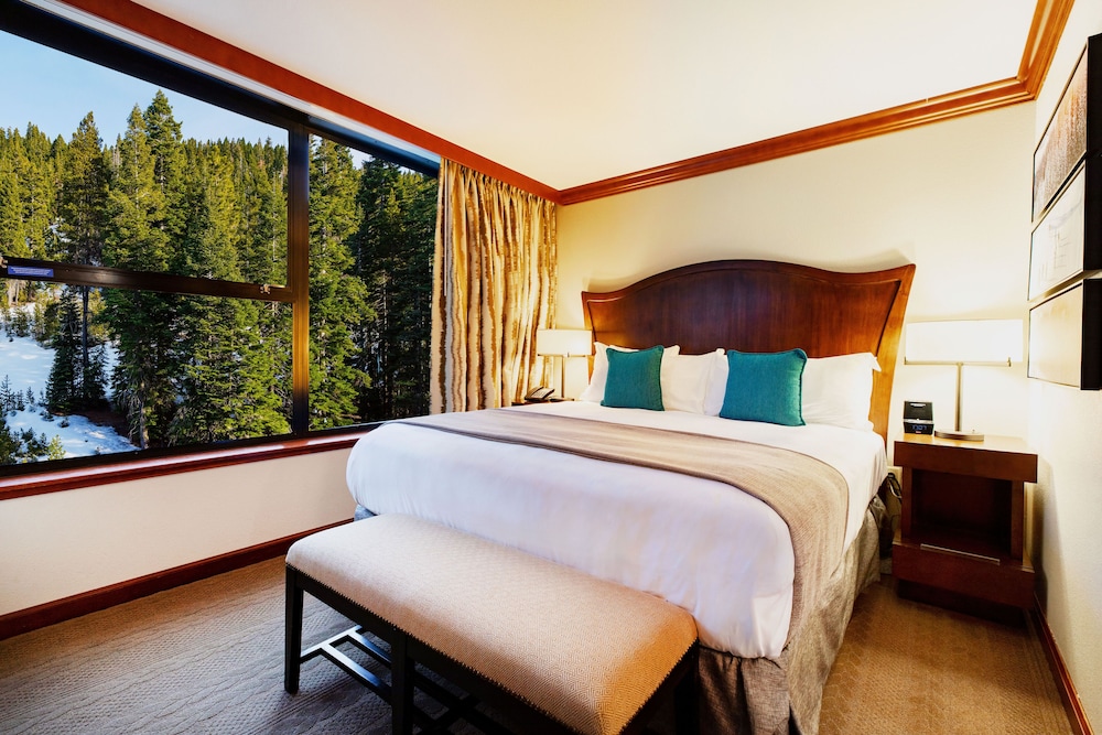 Deluxe, Suite, King Bed, Forest View, Sofa