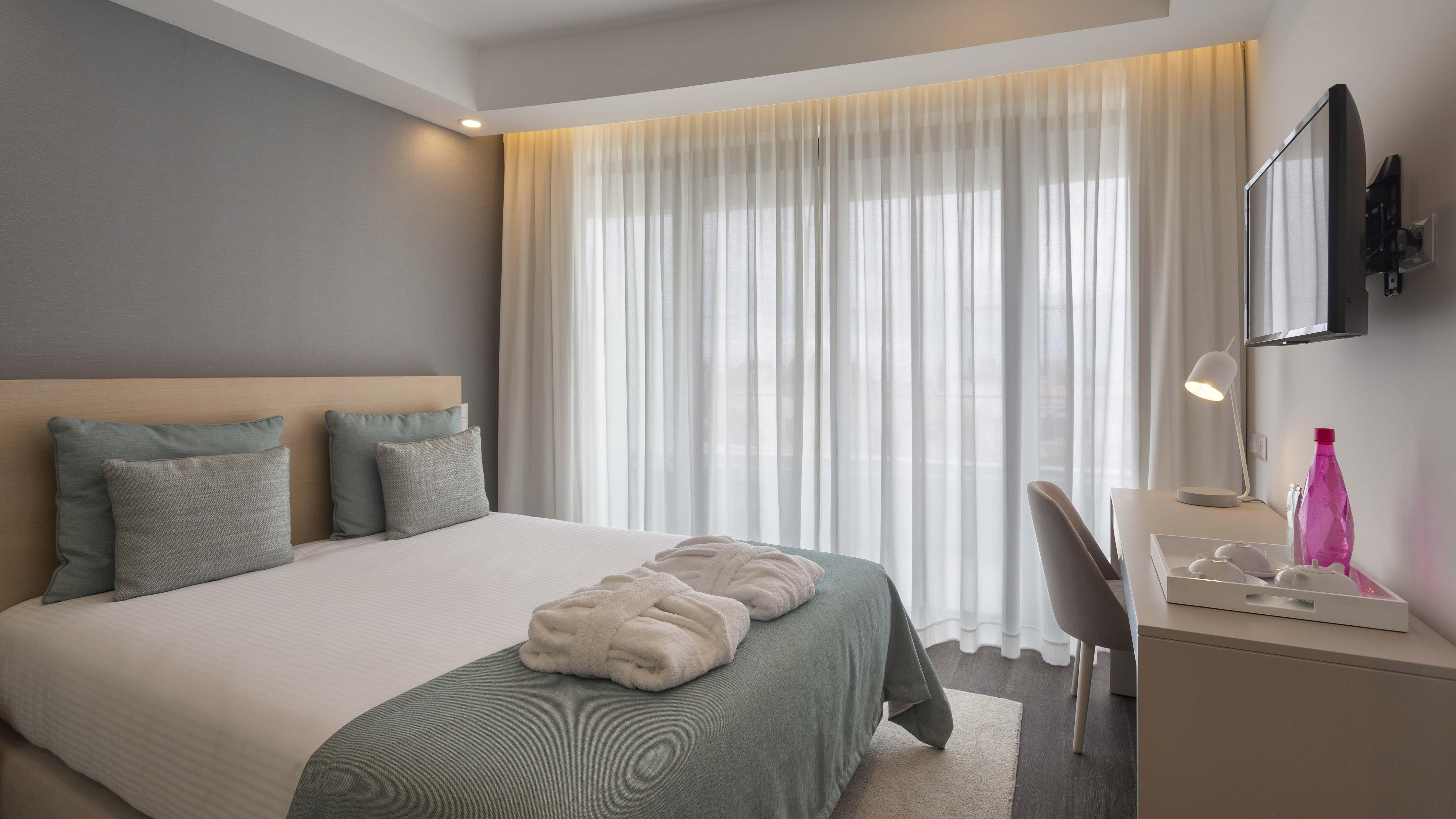 Standard, Partial Ocean View, Balcony or Terrace