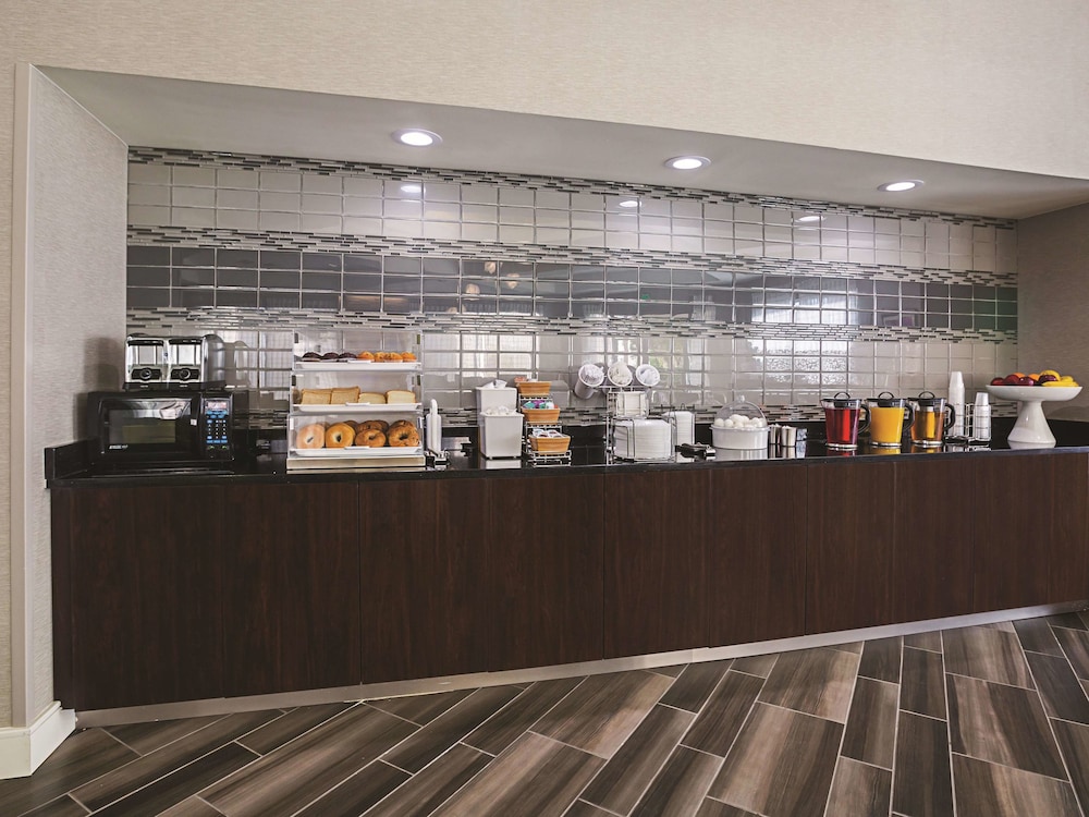 La Quinta Inn Suites By Wyndham Dallas Plano West 37/45