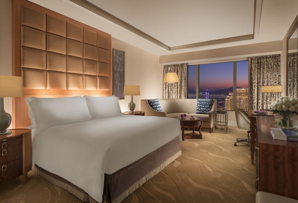 DELUXE, KING BED, EIFFEL VIEW