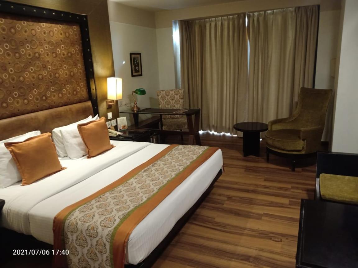 Green, King Bed, Partial View