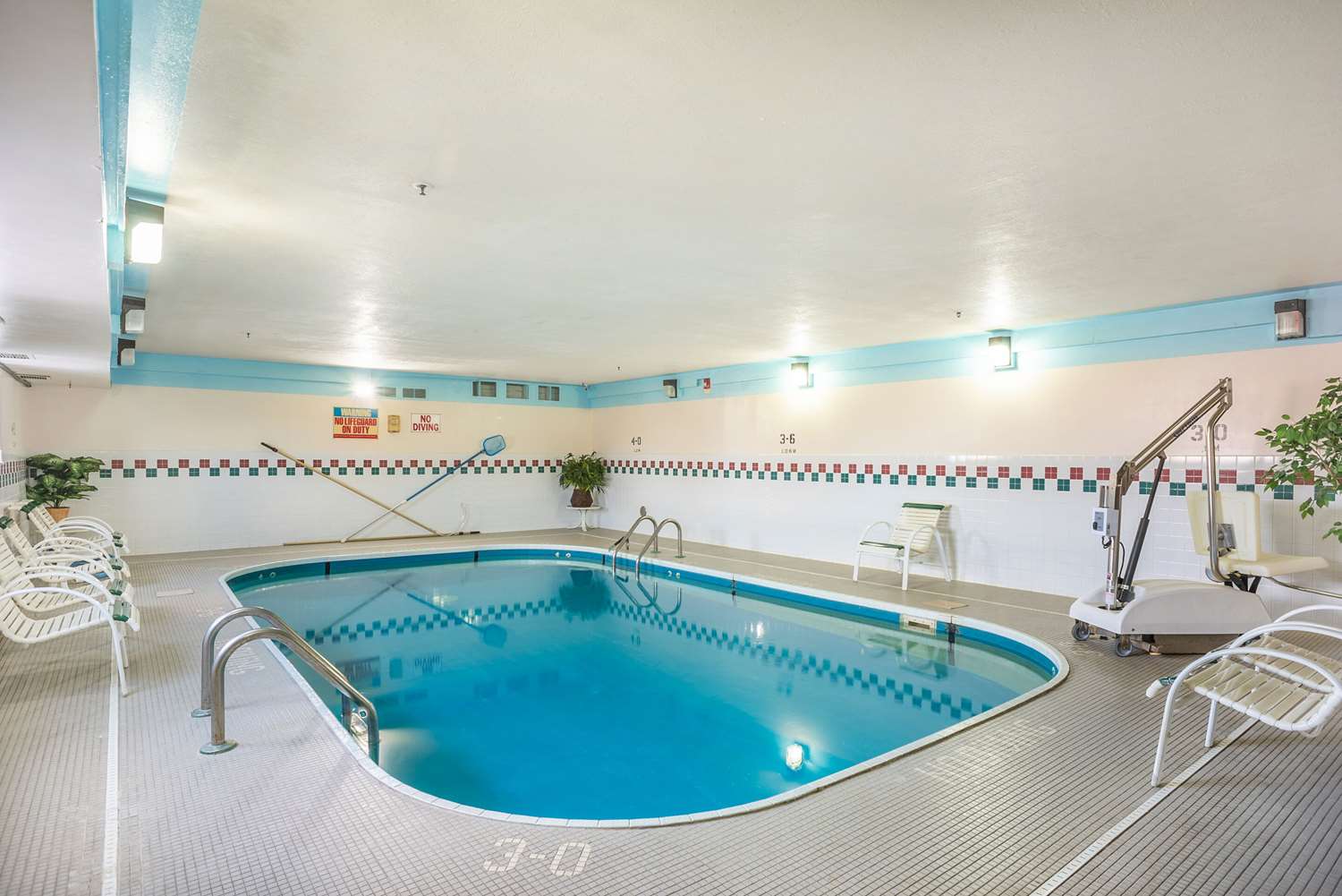 Econo Lodge Princeton 32/43