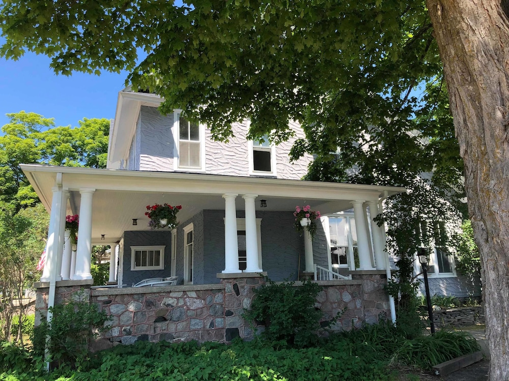 Charlevoix House 2/50