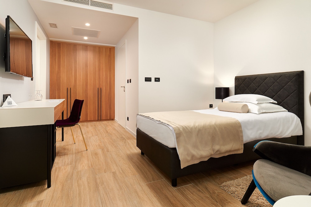 Amphora Hotel 22/80