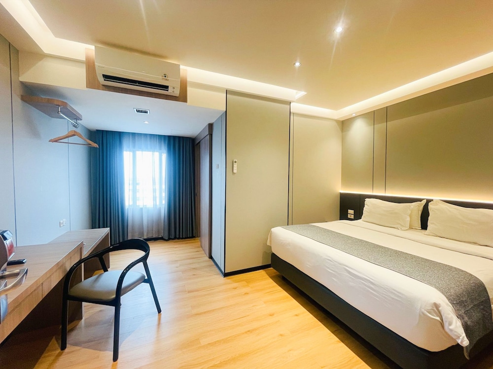 DELUXE, DOUBLE BED, CITY VIEW