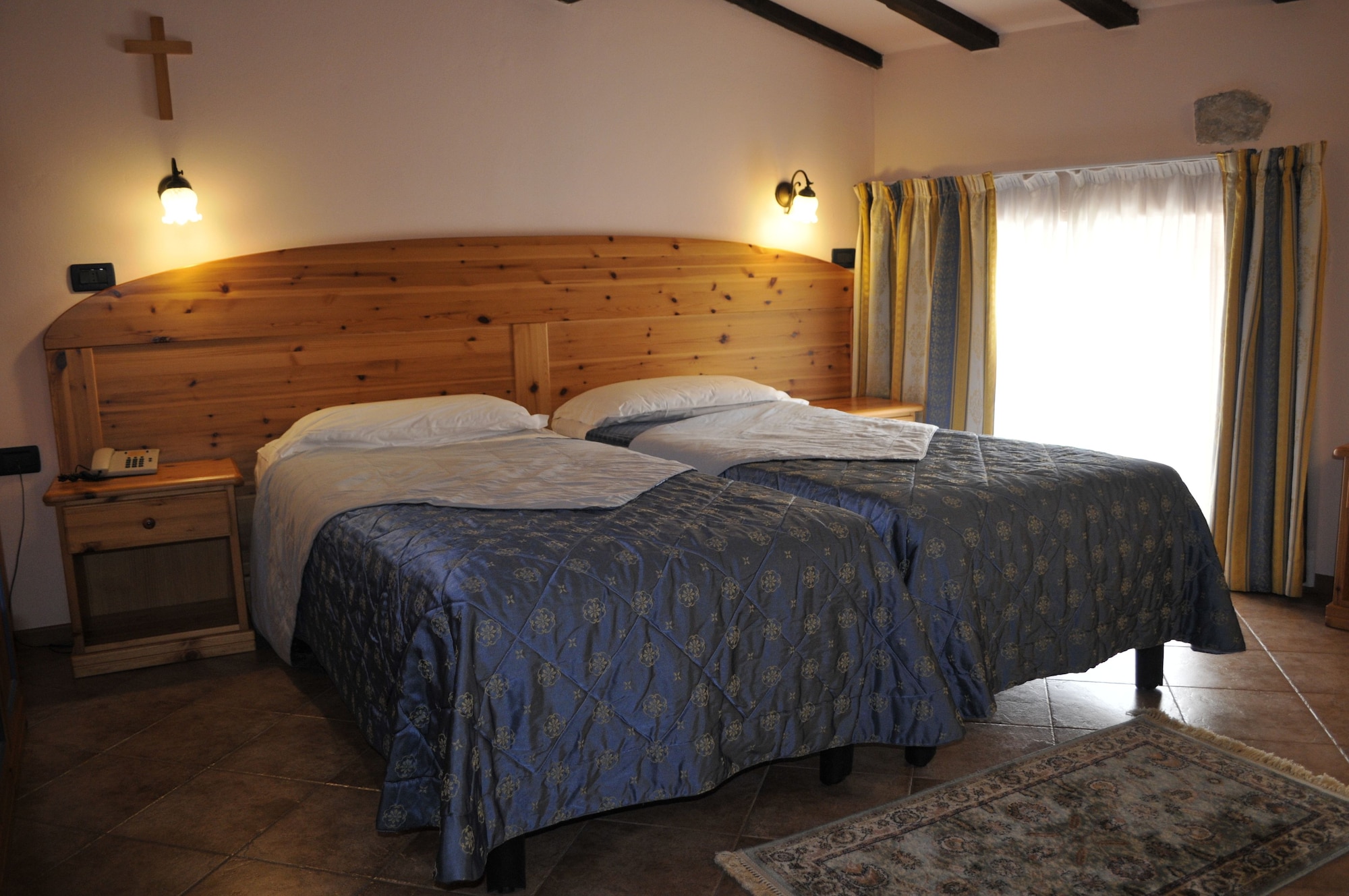 ROOM, DOUBLE OR TWIN BED