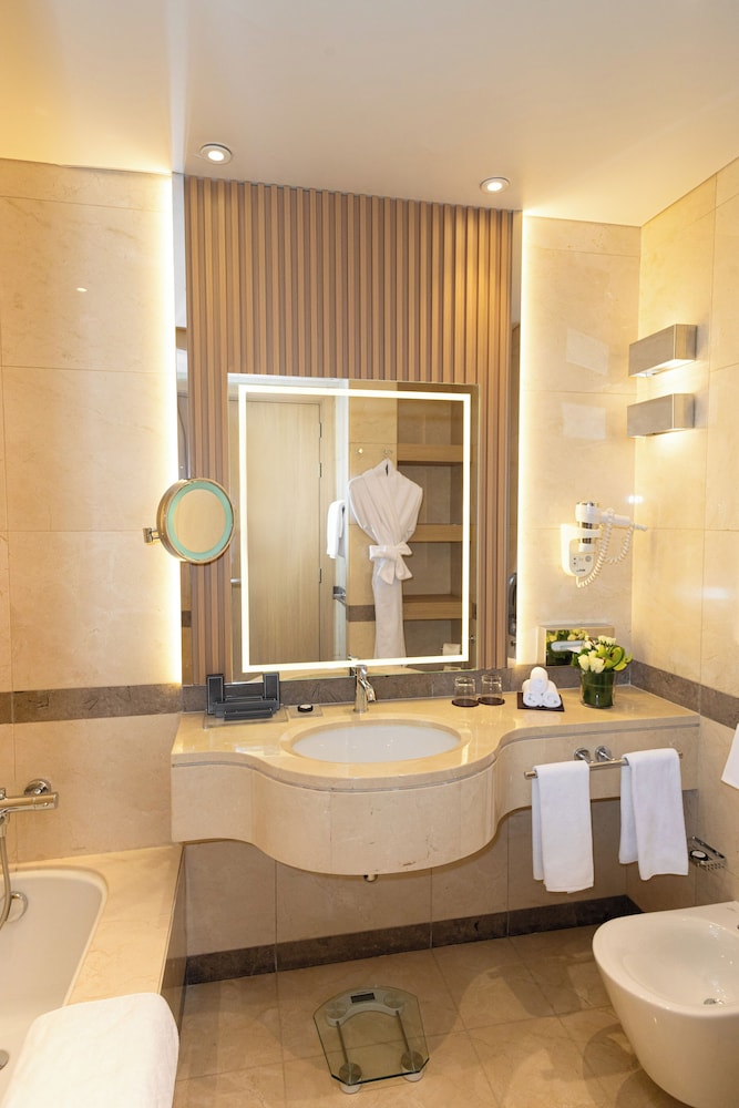 BUSINESS, SUITE, KING BED