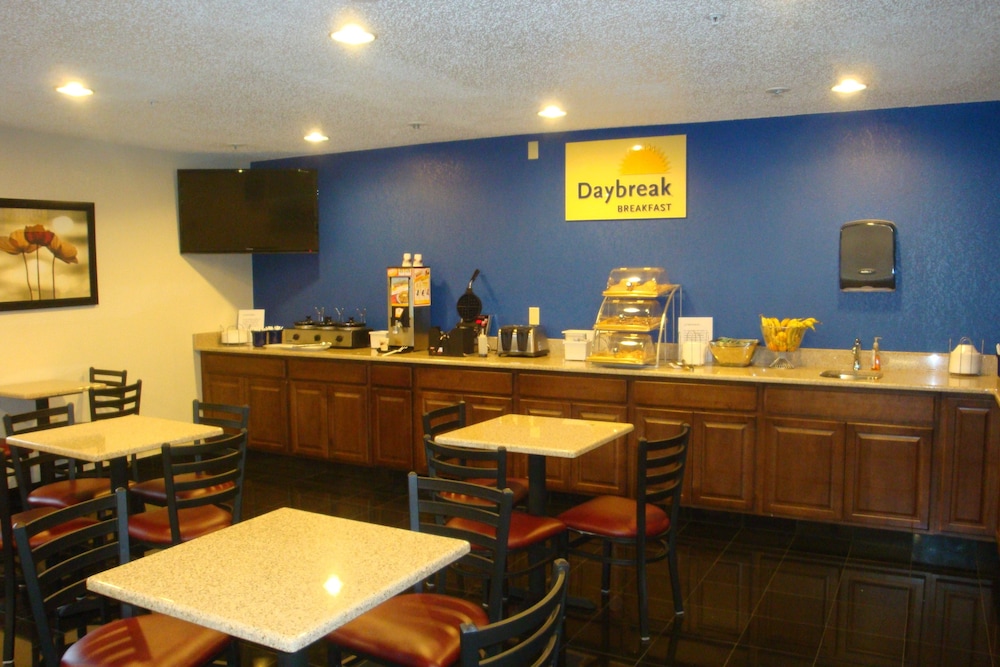 Days Inn & Suites by Wyndham Green Bay WI. 28/38