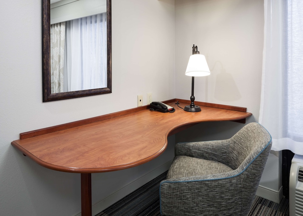 Hampton Inn Suites Cedar Rapids North 28/40