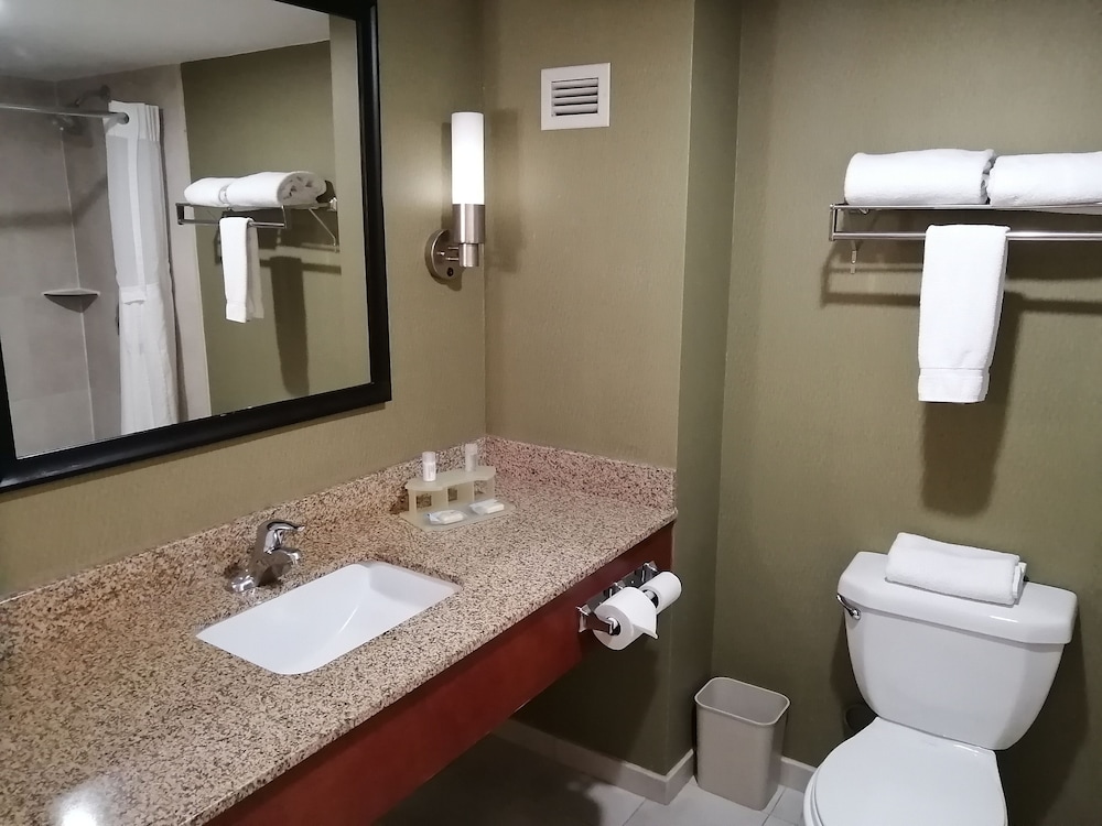 Holiday Inn Express Hotel and Suites Toluca Zona Aeropuerto 70/72