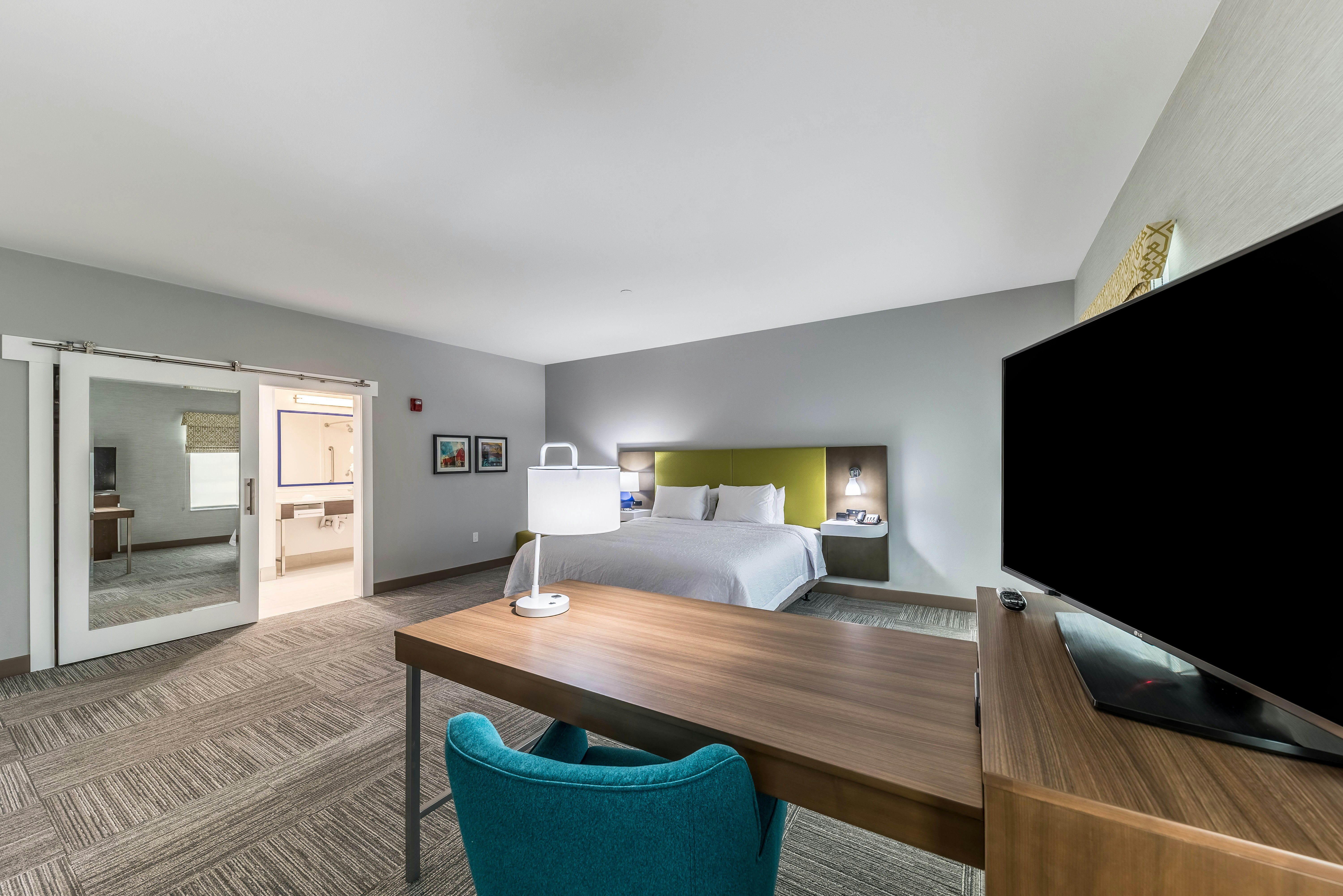 Studio, King Bed, Accessible