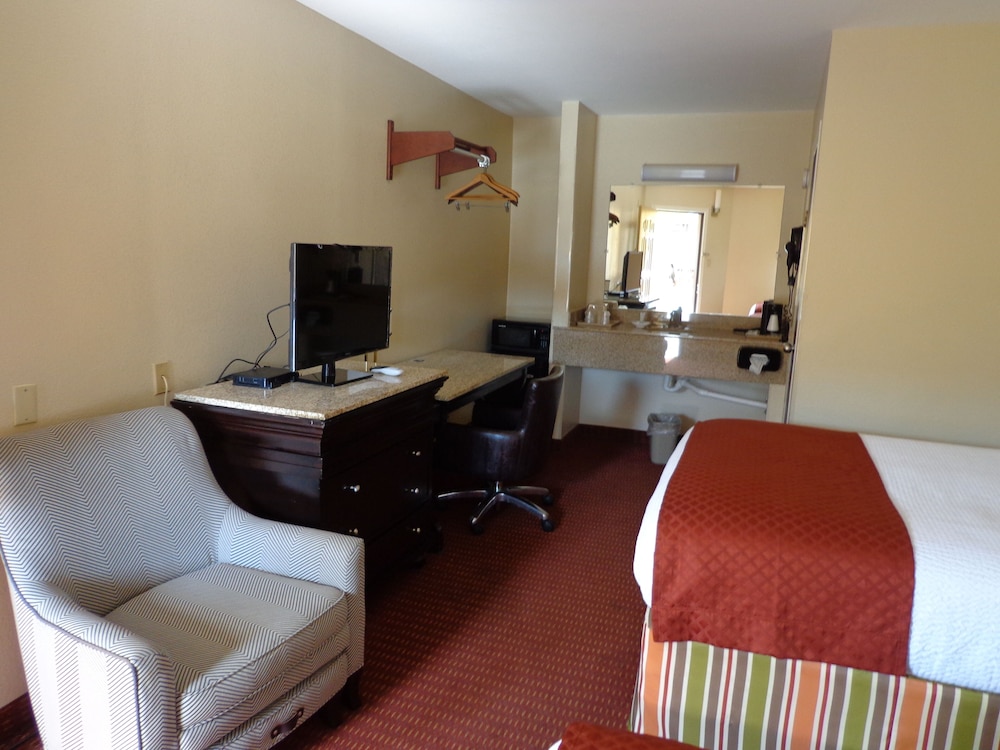 Economy Inn Express Warren 24/47