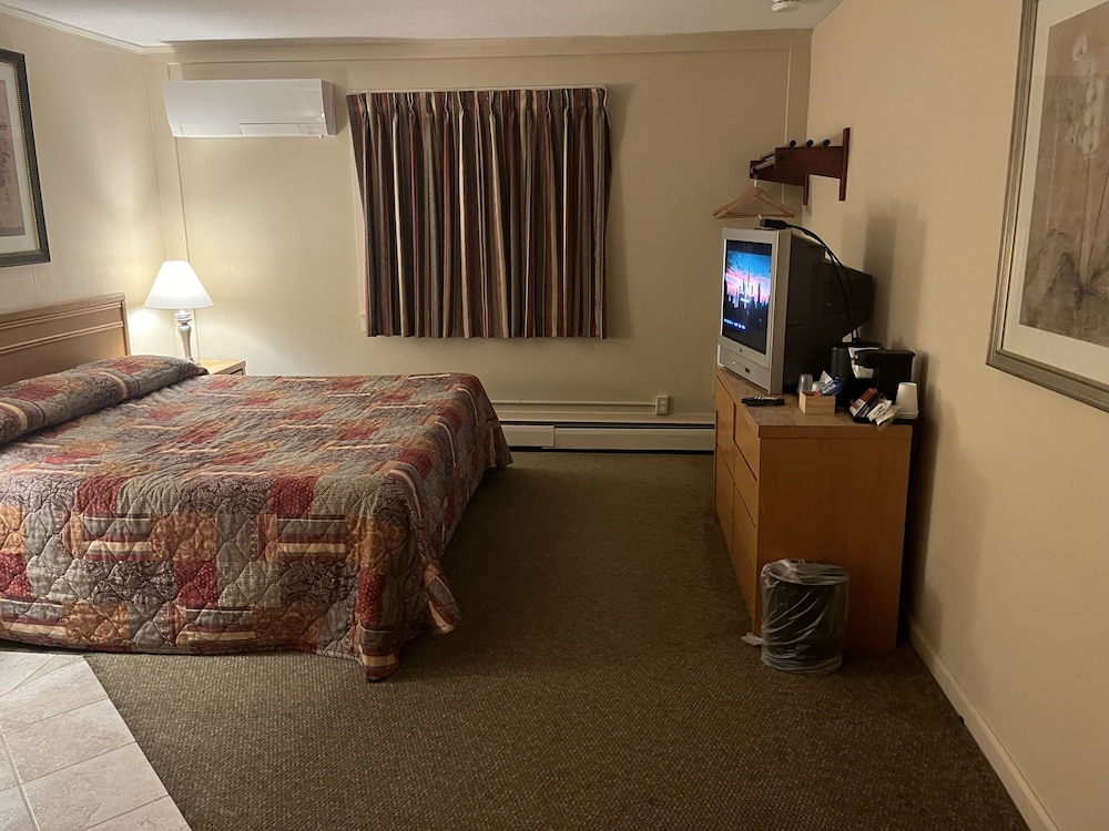 The Upper Pass Lodge at Magic Mountain 13/32