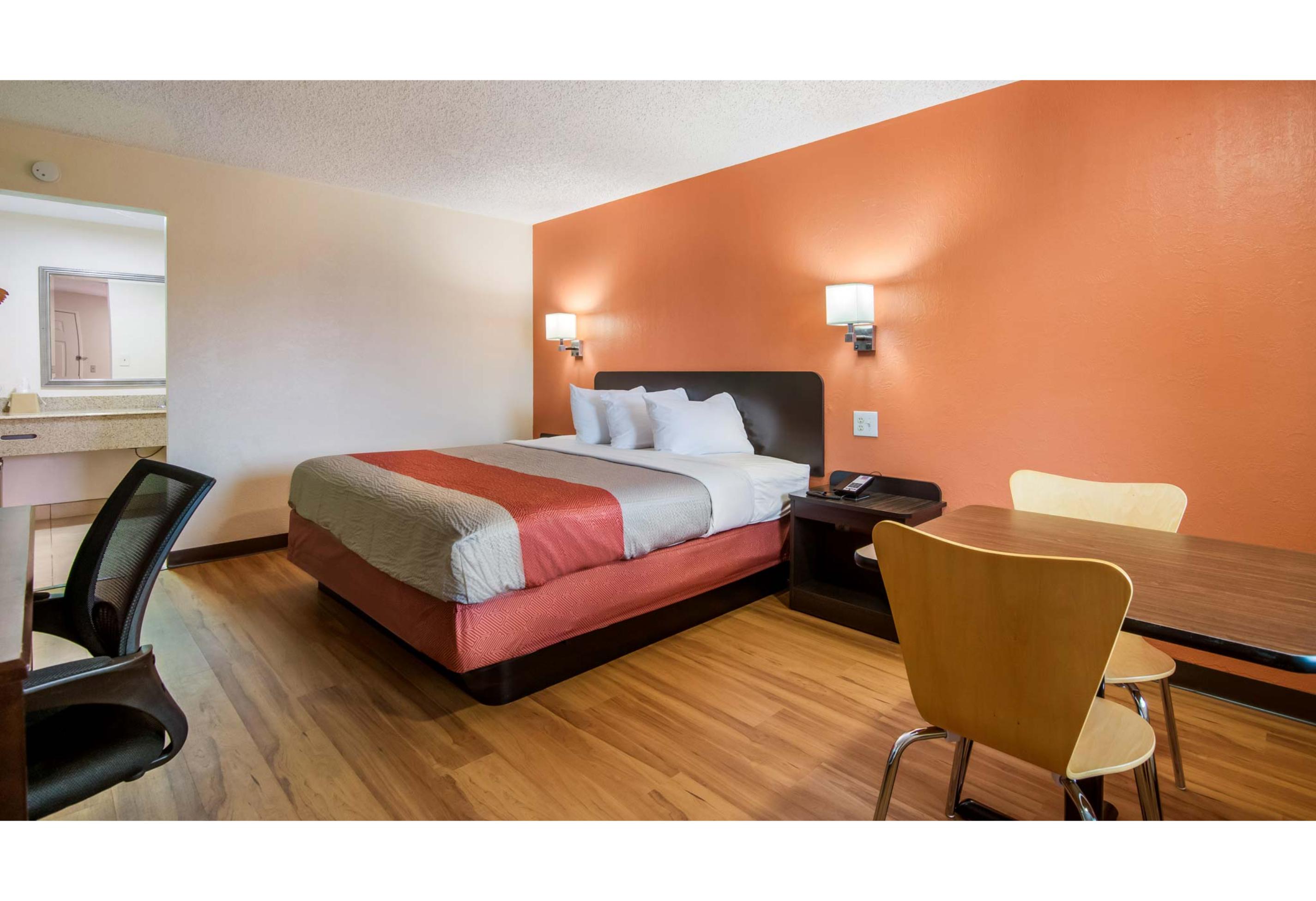 1 King Bed - Non-Smoking, Micfridge، Motel6 Winnie Tx 2/3