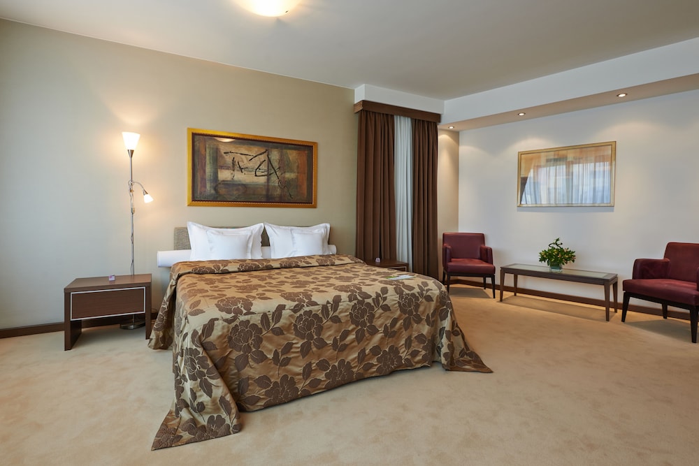 DELUXE, SUITE