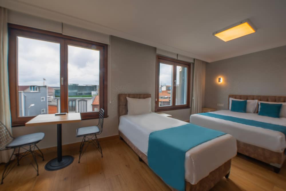 Studio, 1 Queen and 1 Single Bed, Annex, Sur Hotel 9/10
