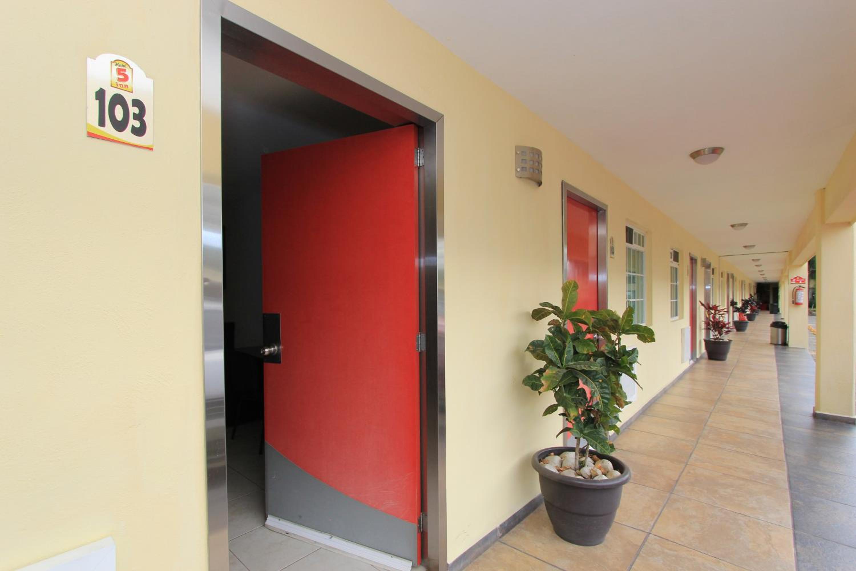 Hotel 5 Inn 3/50