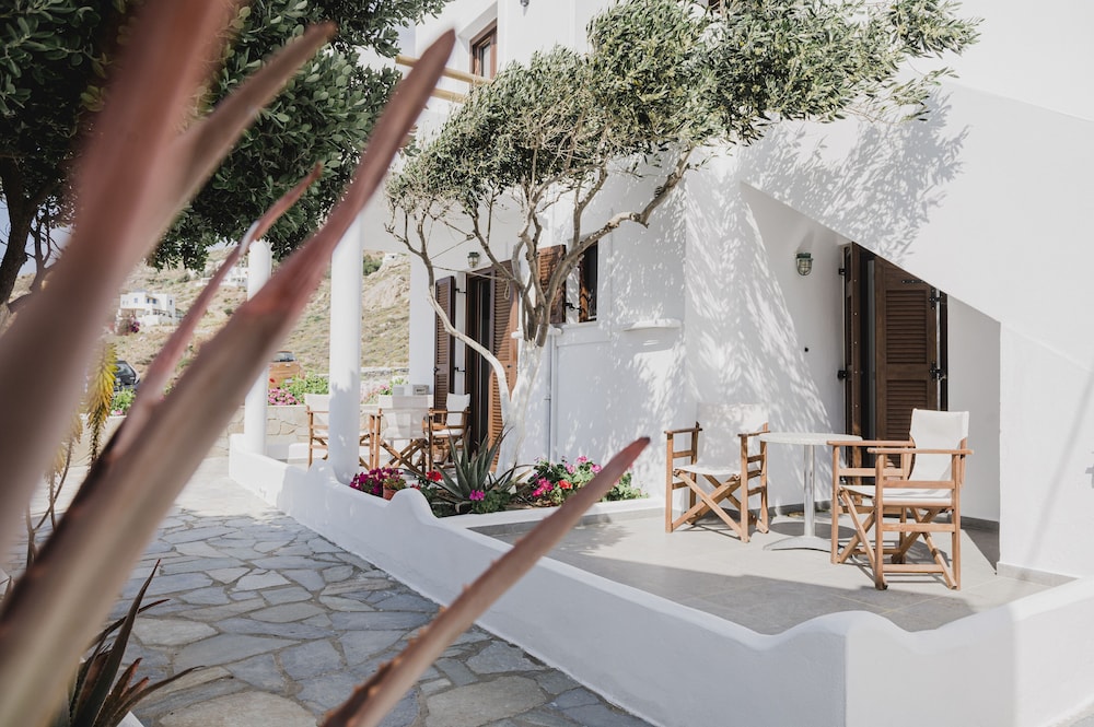 Petros Studios and Suites 76/81