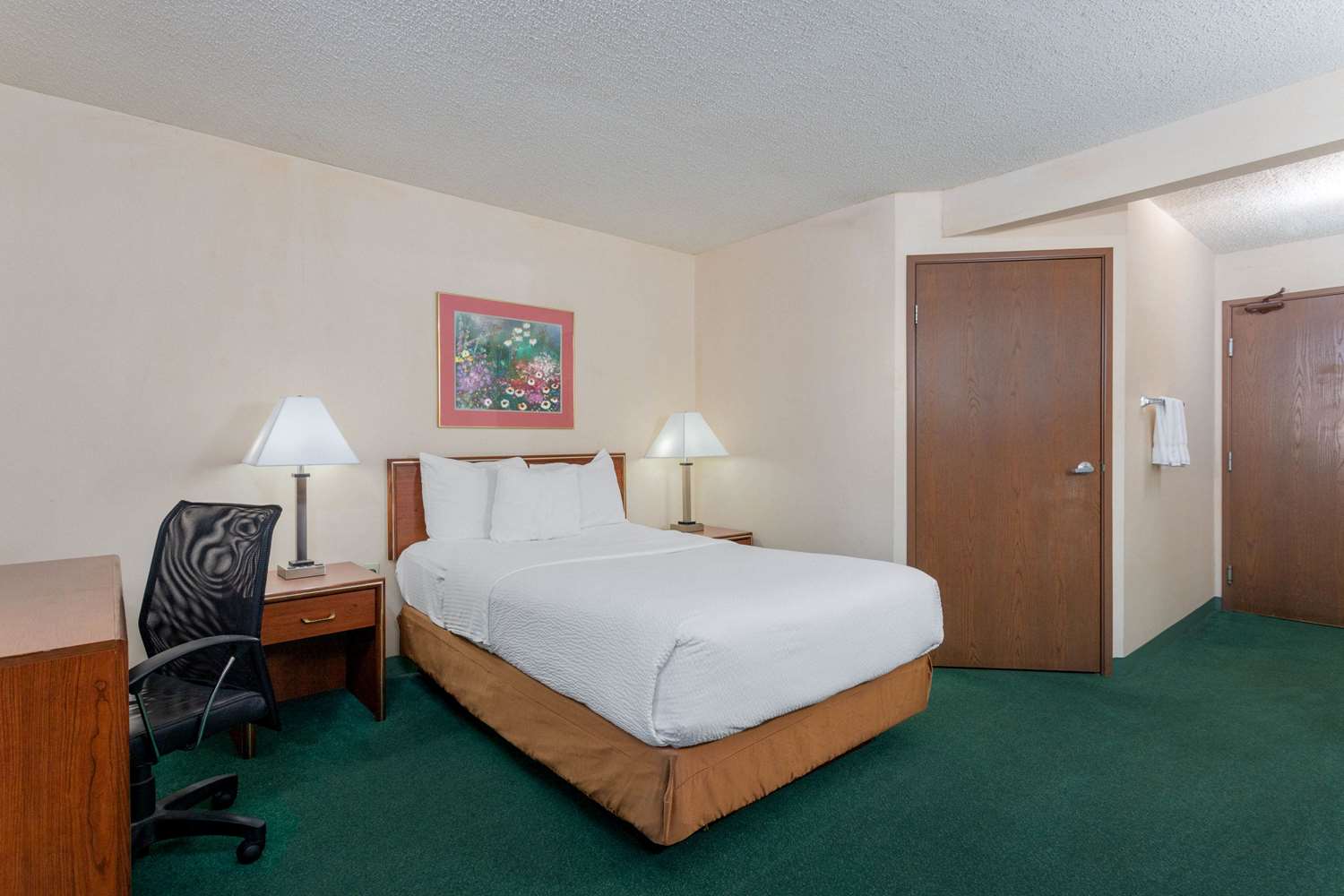 Norwood Inn & Suites by BlissPoint 3/38