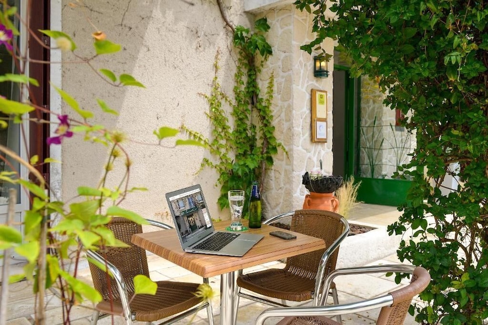 HOTEL LE SAINT CYR 29/41