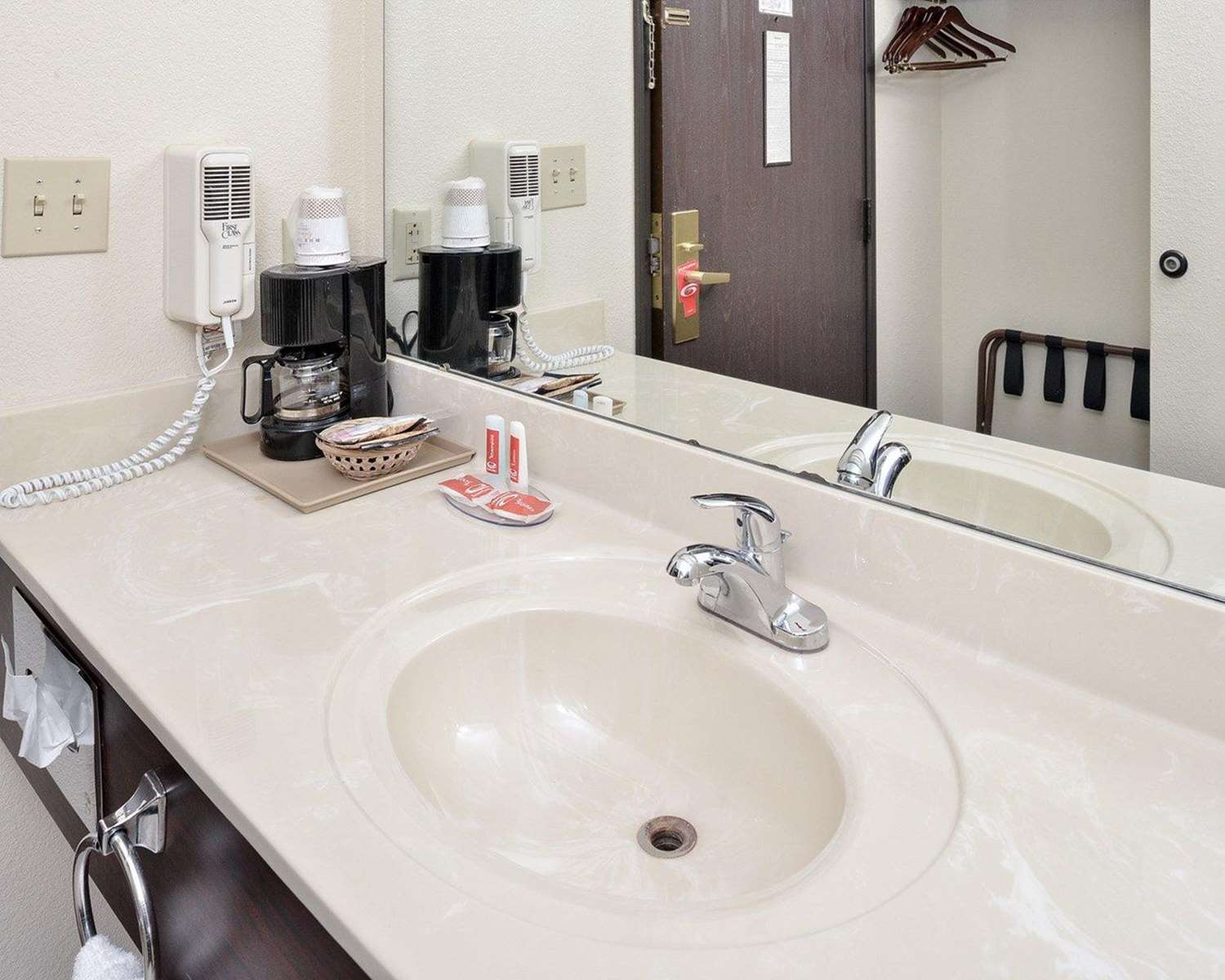 Econo Lodge Inn and Suites Shelbyville 18/21