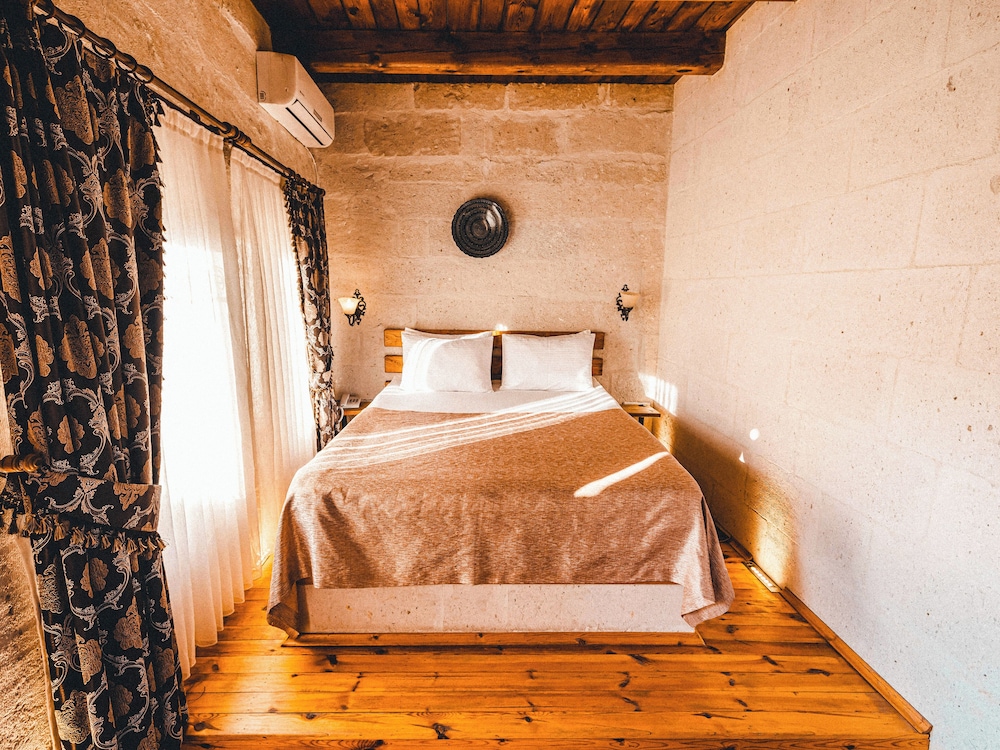 ROOM, KING BED, HOT TUB
