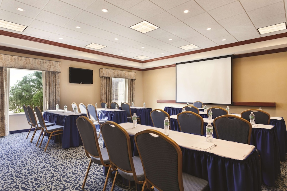 Hampton Inn and Suites Mystic 47/56