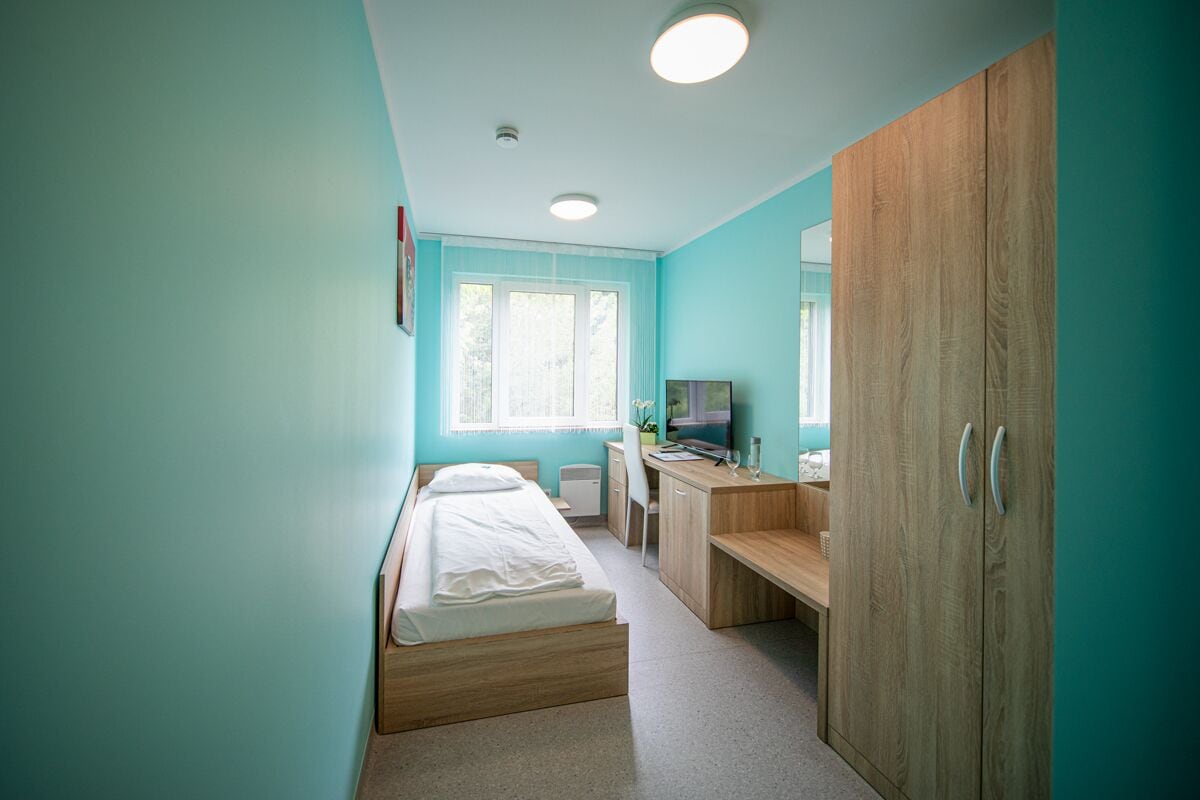 ROOM, SINGLE