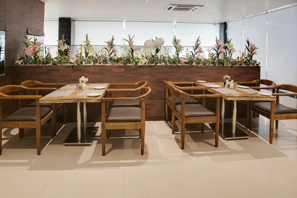 Oyo 14745 Veeraj Suites 46/50
