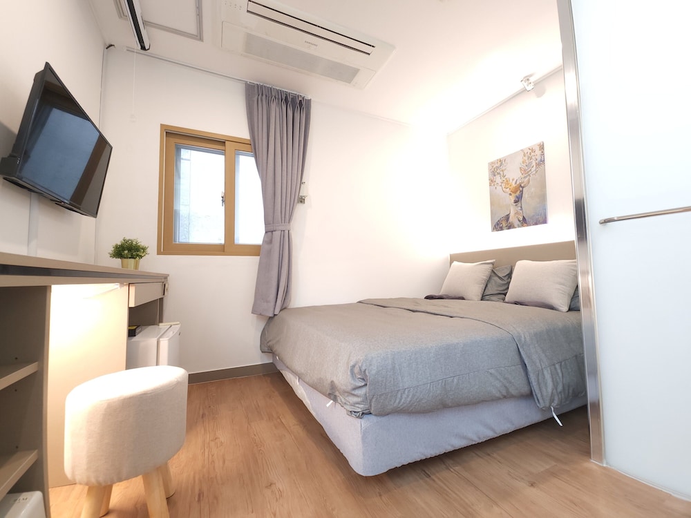 ROOM, DOUBLE BED