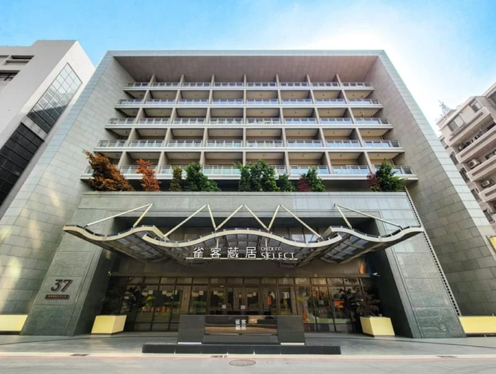 CHECK inn SELECT Taichung Dadun 4/48