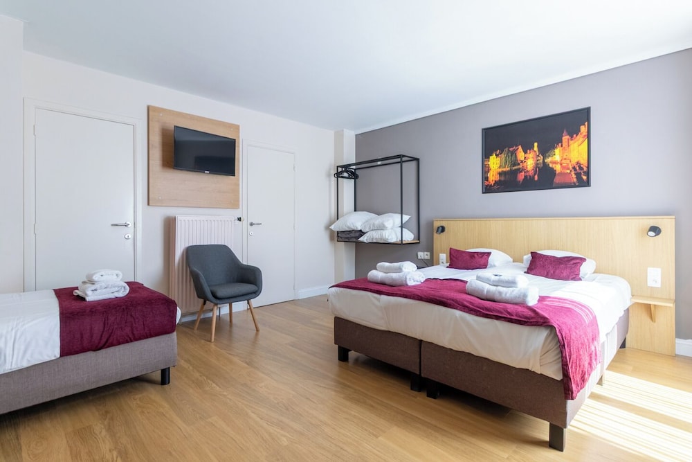 ROOM, QUADRUPLE