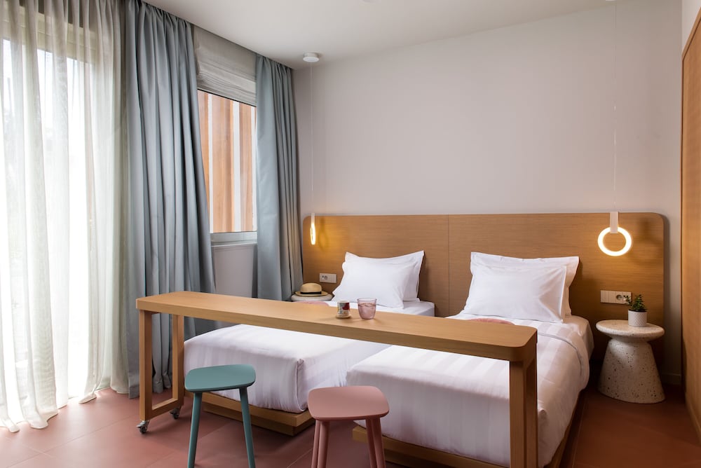DELUXE, DOUBLE BED