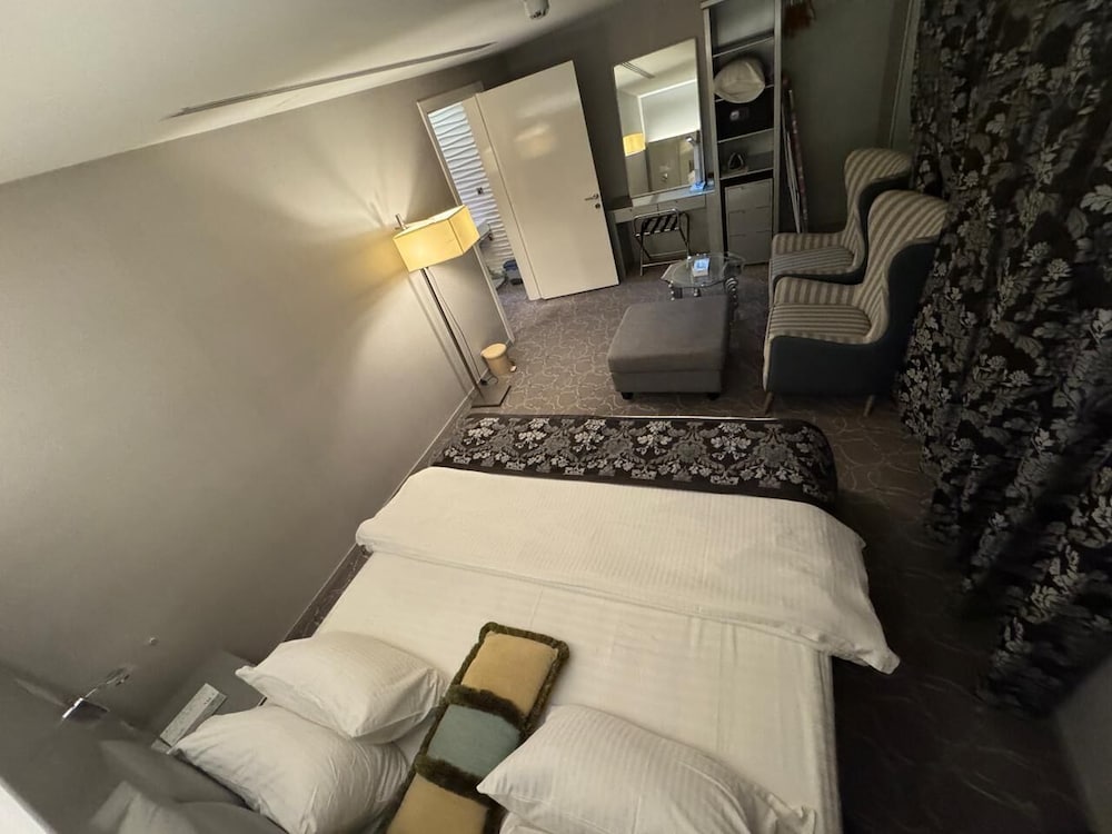 GALLERY, SUITE