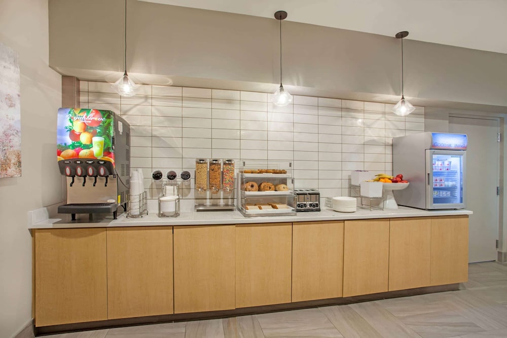 La Quinta Inn & Suites by Wyndham Madera 26/28