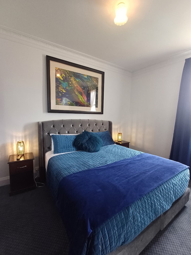 SUITE, KING BED
