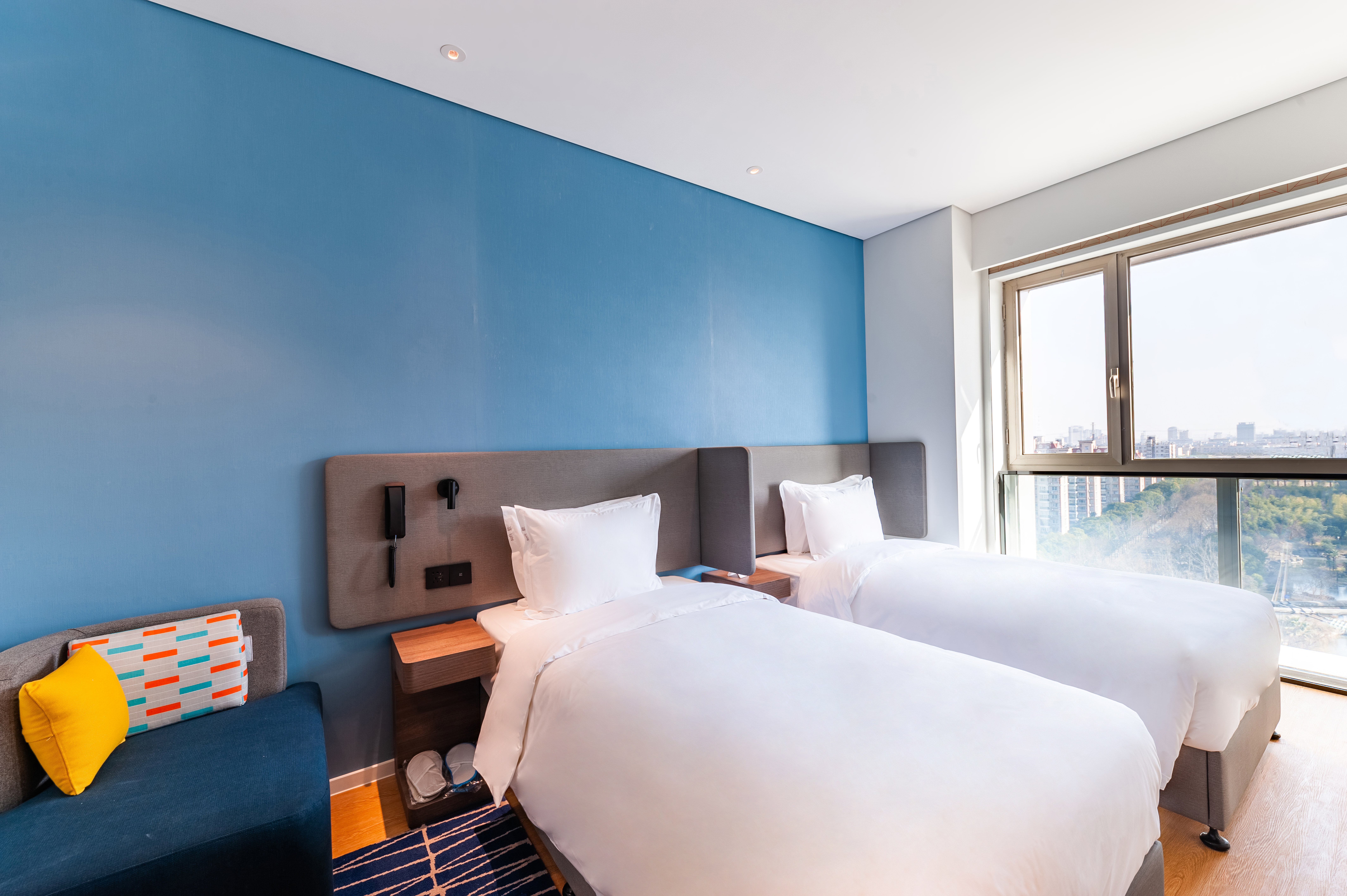 Holiday Inn Express Shanghai Baoyang 8/40