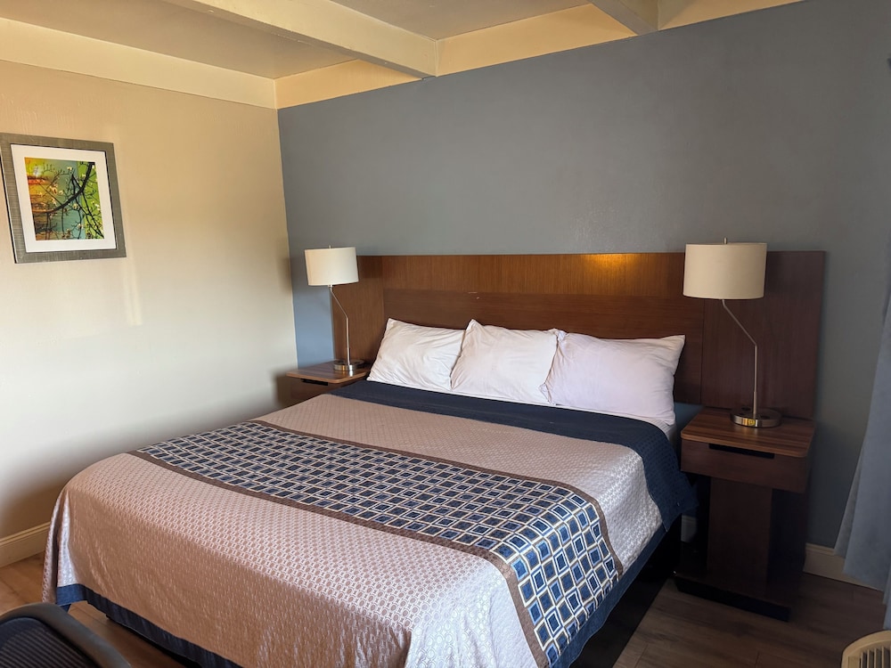 Economy Inn North Randall 6/49