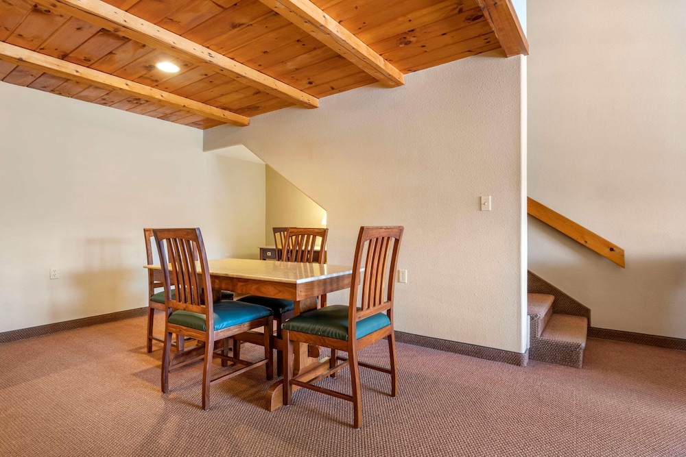 Mountain Edge Suites at Sunapee, an Ascend Collection Hotel 60/69