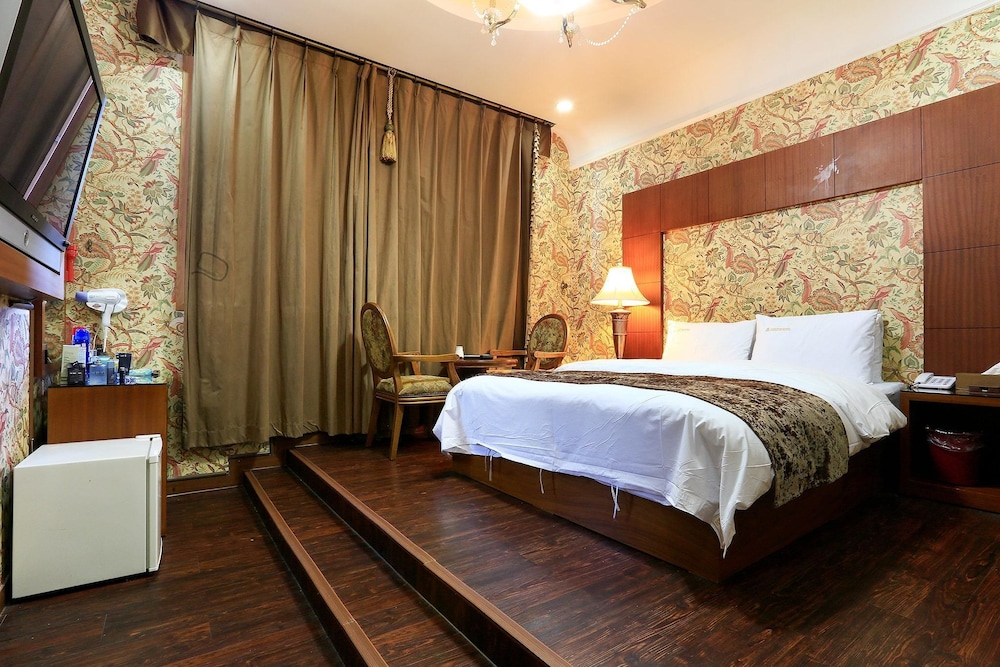 Carlton Hotel 11/62