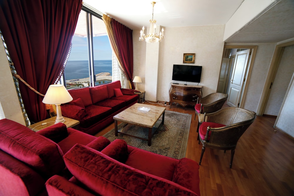 Holiday Home Suites 26/48