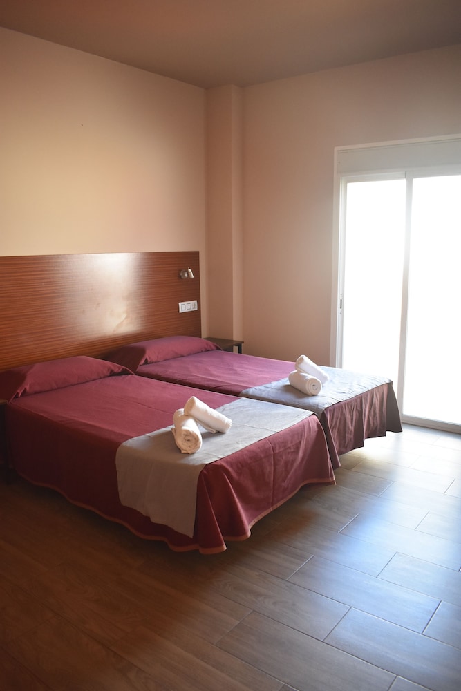 ROOM, DOUBLE OR TWIN BED