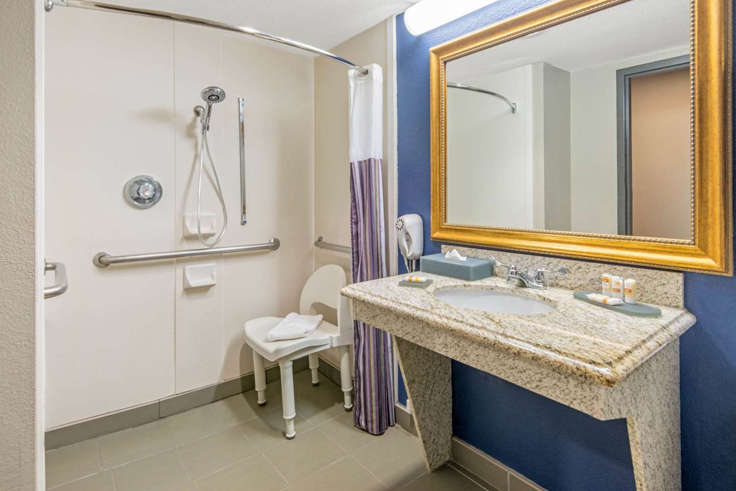 La Quinta Inn & Suites by Wyndham Denison - N. Lake Texoma 34/35